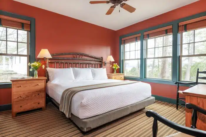 The king bed in Summit 15